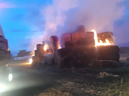 Sute de baloți de paie au ars în localitatea Chereluș