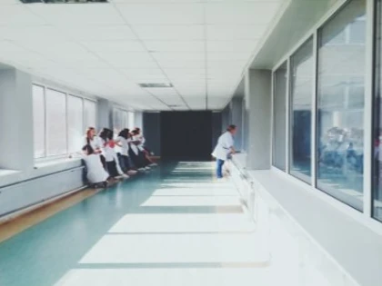 Sute de cadre medicale arădene refuză să se vaccineze împotriva SARS 2