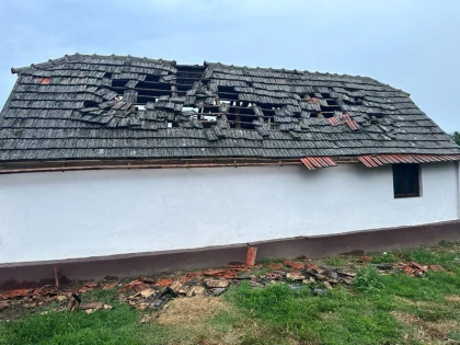 Sute de case au fost avariate de cutremur la Ghioroc, în cinci au căzut tavane sau pereţi