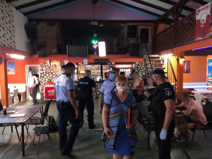 Sute de controale în centre comerciale, piețe, magazine din județul Arad, la ordinul prefectului