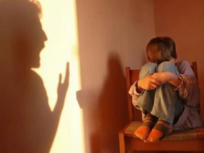 Sute de copii români sunt uciși de propriii părinți