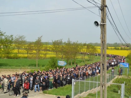 Sute de credincioși au participat la ,,Drumul Crucii”, la mănăstirea Hodoș-Bodrog