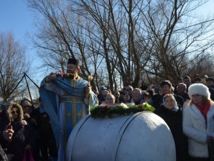 Sute de credincioși au participat la sfințirea apei, în ziua de Bobotează, la Mănăstirea Hodoș-Bodrog