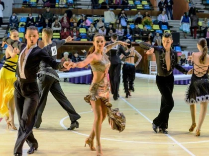 Sute de dansatori vor fi prezenţi la Cupa Ballrroom, de la Arad