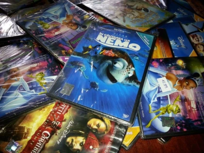 SUTE DE DVD-URI CU FILME, DONATE COPIILOR DIN CASELE DE TIP FAMILIAL SI CENTRELE DE PLASAMENT DIN ARAD