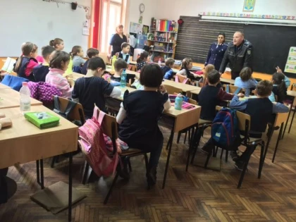 SUTE DE ELEVI ARĂDENI AU PARTICIPAT LA PROGRAMUL „ȘCOALA SIGURANȚEI TEDI”