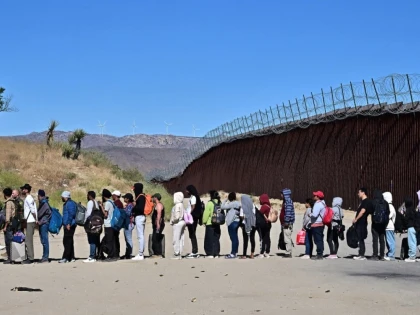 Sute de migranţi au format o caravană în Mexic pentru a ajunge în SUA înainte de învestirea lui Donald Trump