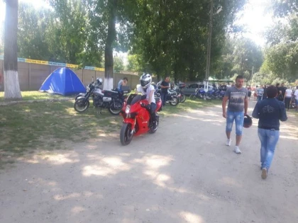 SUTE DE MOTOCICLIŞTI AU PARTICIPAT LA FESTIVALUL MOTOROCK DE LA PECICA