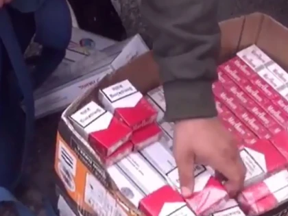 Sute de pachete de țigări netimbrate, confiscate de jandarmii arădeni