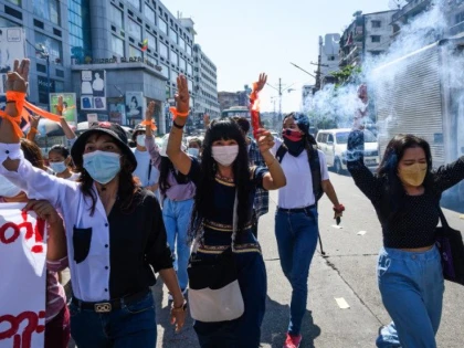 Sute de părinți din Myanmar își reneagă public copiii disidenți