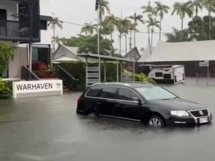 Sute de persoane evacuate din cauza inundaţiilor din nord-estul Australiei Inundații în Australia