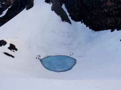 Sute de schelete umane, descoperite într-un lac aflat la peste 5.000 de metri altitudine