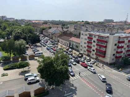Sute de taximetrişti arădeni au protestat faţă de ''concurenţa neloială'' pe care o fac serviciile de ridesharing