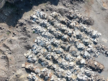 Sute de tone de deșeuri din beton au fost descoperite într-o carieră din Arad