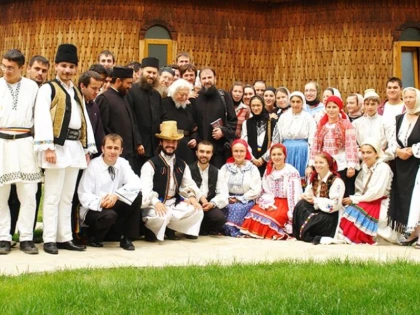 TABĂRA DE LA MĂNĂSTIREA OAȘA, PRILEJ DE ÎNTÂLNIRE PENTRU MULȚI OAMENI DE CULTURĂ