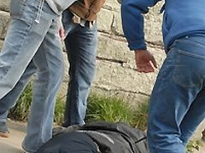 TALHARIE IN PLINA STRADA LA FELNAC. TREI INDIVIZI AU BATUT UN TANAR SI I-AU FURAT BANII