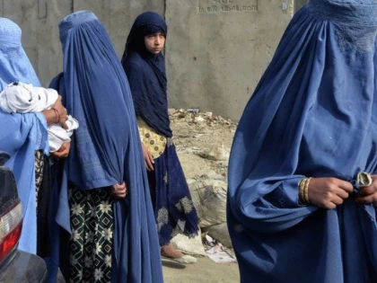 Talibanii le interzic femeilor să călătorească neînsoţite