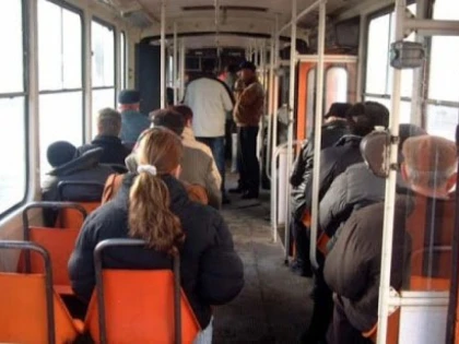 Tânăr de 17 ani, agresat fără motiv într-un tramvai