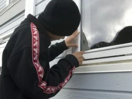 Tânăr de 18 ani, anchetat după ce a intrat în curtea unui imobil cu scopul de a fura