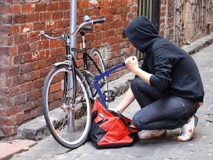 Tânăr de 18 ani din Târnova, prins în timp ce fura o bicicletă