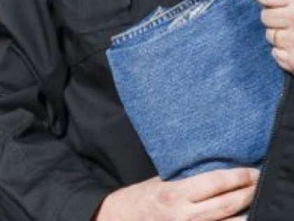 Tânăr de 19 ani, prins în timp ce fura haine dintr-un magazin din municipiu