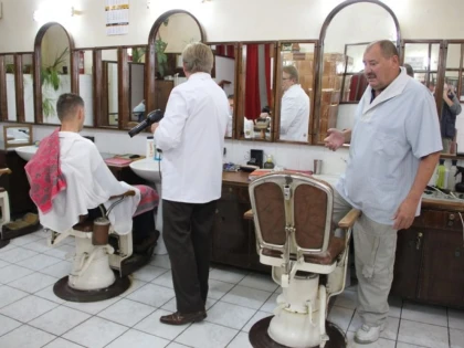 Tânăr de 24 de ani a furat din frizerie