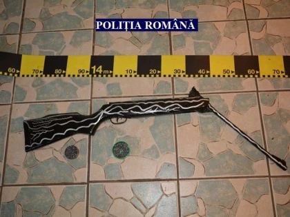Tânăr din Curtici, cercetat pentru deținere ilegală de armă