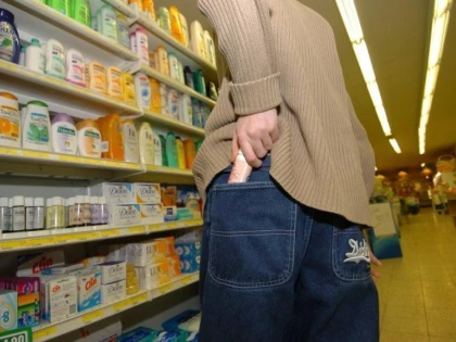Tânăr din Felnac, cercetat pentru furt de produse cosmetice