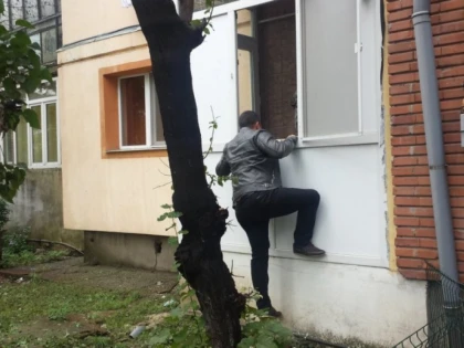 Tânăr din Mehedinți, prins după ce a furat mai multe bunuri dintr-un apartament din Arad