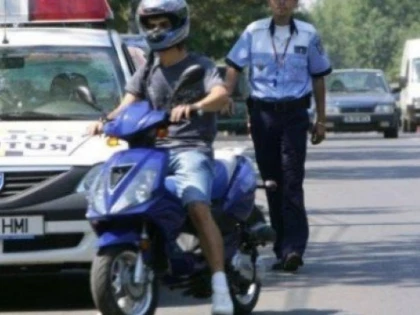 Tânăr din Zăbrani, prins conducând fără permis o motocicletă neînmatriculată