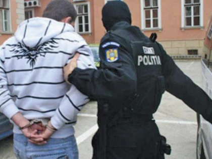 Tânăr din Zăbrani, reținut de polițiști pentru conducere fără permis