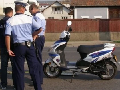 TANAR PRINS IN TIMP CE CONDUCEA MOTORETA FARA PERMIS