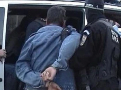 Tânăr reținut de polițiștii arădeni după ce a furat din două autoturisme