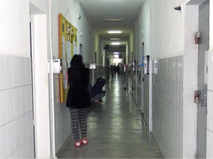 Tânără de 21 de ani din Sântana, condamnată la 4 ani și 4 luni de pușcărie pentru tâlhărie calificată