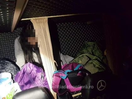Tânără în vârstă de 17 ani, depistată ascunsă în spatele banchetelor unui microbuz la P.T.F. Nădlac II