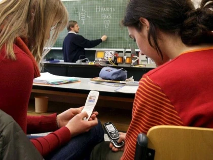 Țara care a interzis telefoanele mobile în școlile primare și generale
