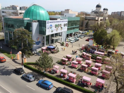 Târg de produse hand-made, pe platoul din fața Consiliului Județean Arad