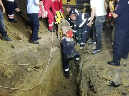 Tatăl unui pompier din Gurahonț, salvat după ce un mal de pământ s-a prăbușit peste el