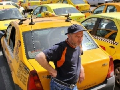 Taximetriștii dau în judecată companiile care dețin aplicațiile de taxi