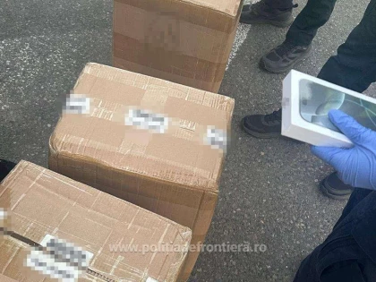 Telefoane mobile contrafăcute, în valoare de peste trei milioane de lei, descoperite de polițiștii de frontieră de la Nădlac