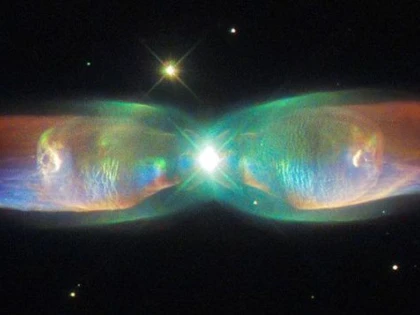 TELESCOPUL HUBBLE A CAPTURAT O IMAGINE ASEMANATOARE UNUI FLUTURE COSMIC