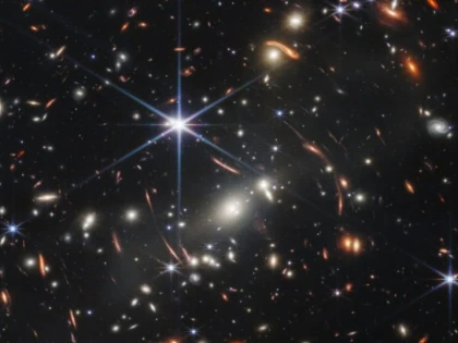 Telescopul Webb descoperă galaxii abia născute