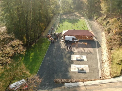 Teren de sport multifuncțional și terasă acoperită, inaugurate la Căsoaia