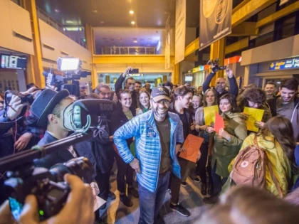 Tibi Ușeriu s-a întors acasă! Zeci de persoane l-au întâmpinat la aeroport