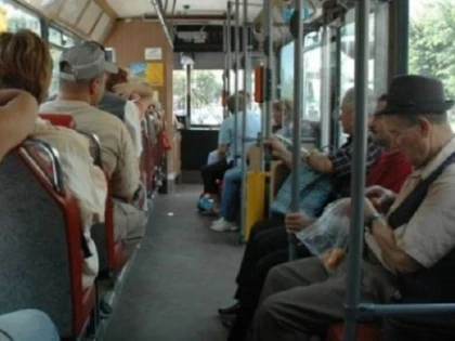 Tichetele gratuite pentru transportul în comun se pot ridica și de la Centrele de Zi pentru Vârstnici din Arad
