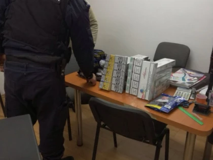 Țigări de contrabandă și materiale pirotehnice confiscate de jandarmii arădeni   