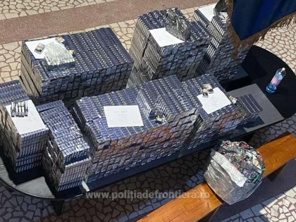 Țigări în valoare de 190.000 de lei, descoperite într-un microbuz la P.T.F. Nădlac II