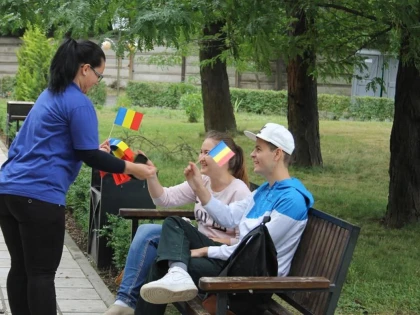 TINERETUL LIBERAL ARADEAN A IMPARTIT STEGULETE DE ZIUA DRAPELULUI
