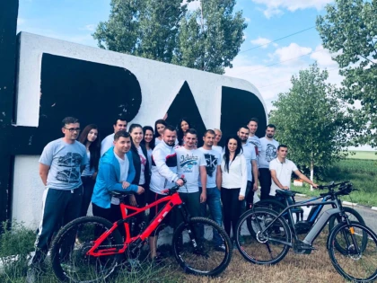 Tinerii din ALDE Arad pedalează pentru un viitor fără poluare
