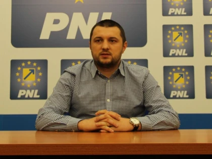 TINERII DIN PNL ARAD SUNT IN RAZBOI DESCHIS CU SENATORUL MIHAI FIFOR